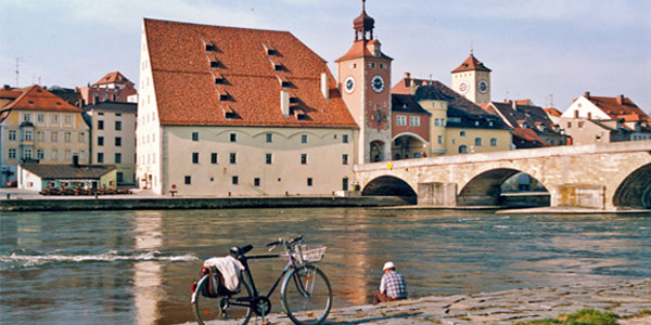 09_natour_regensburg-steinerne-bruecke-rad.jpg